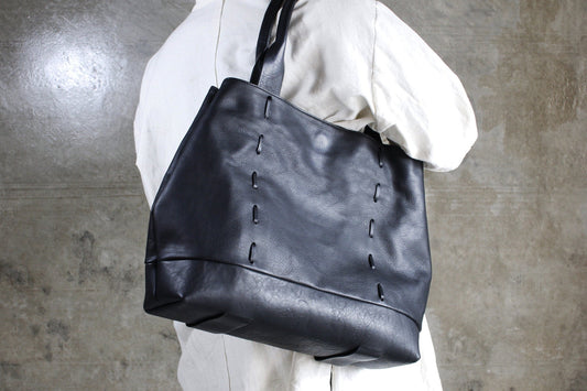 SPINA / “構造を纏う”静かな佇まいのレザートートバッグ