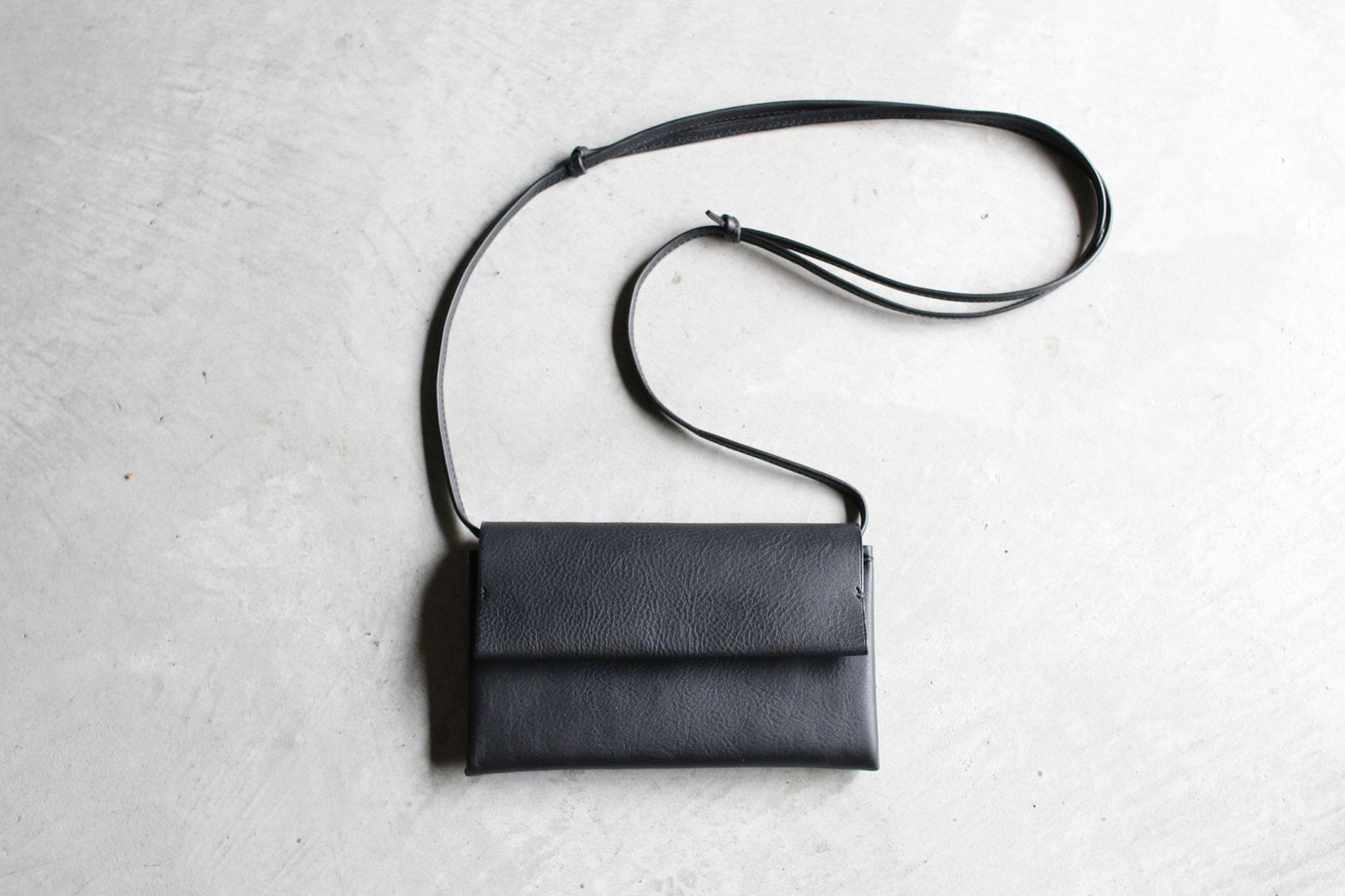 INITIUM / 日々のはじまりを“結ぶ”ショルダーウォレット/長財布