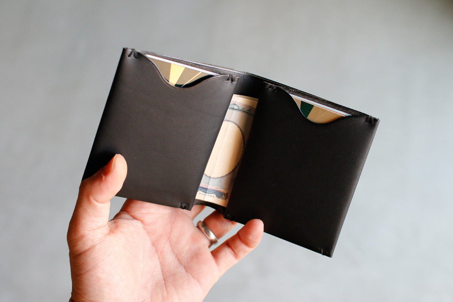 LOCUS-SW / 削ぎ落とした職人仕立ての折財布