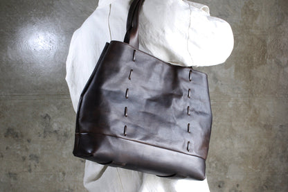SPINA / “構造を纏う”静かな佇まいのレザートートバッグ