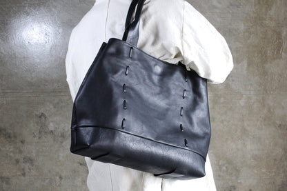 SPINA / “構造を纏う”静かな佇まいのレザートートバッグ